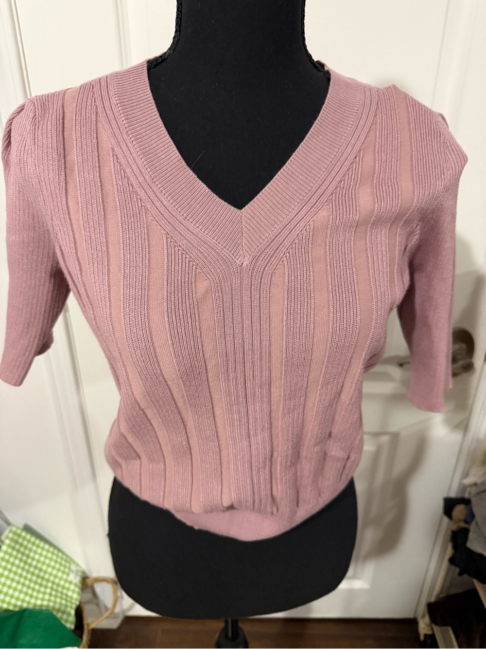 V-Neck Short Sleeve Ribbed Sweater in Dusty Rose